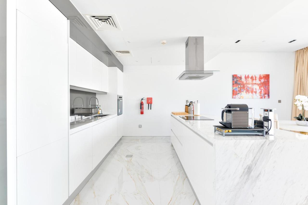 Luxury 2 Bedroom Beachfront Apt W Stunning Sea View ドバイ エクステリア 写真