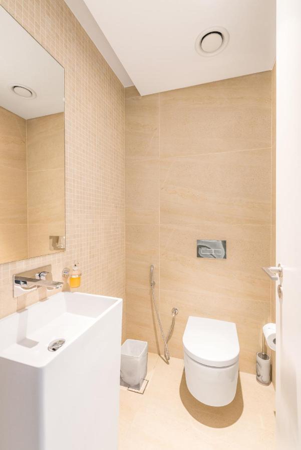 Luxury 2 Bedroom Beachfront Apt W Stunning Sea View ドバイ エクステリア 写真