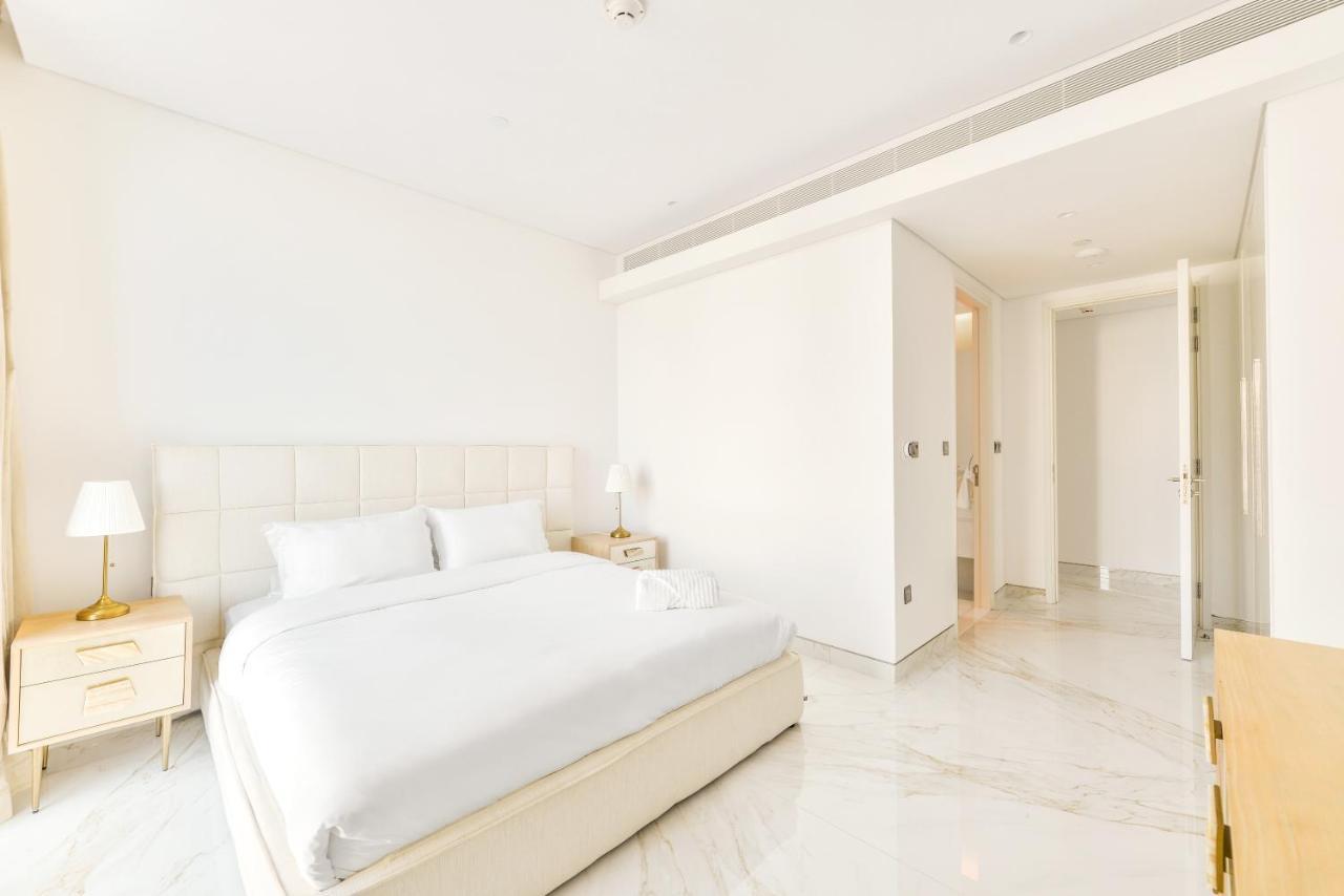 Luxury 2 Bedroom Beachfront Apt W Stunning Sea View ドバイ エクステリア 写真